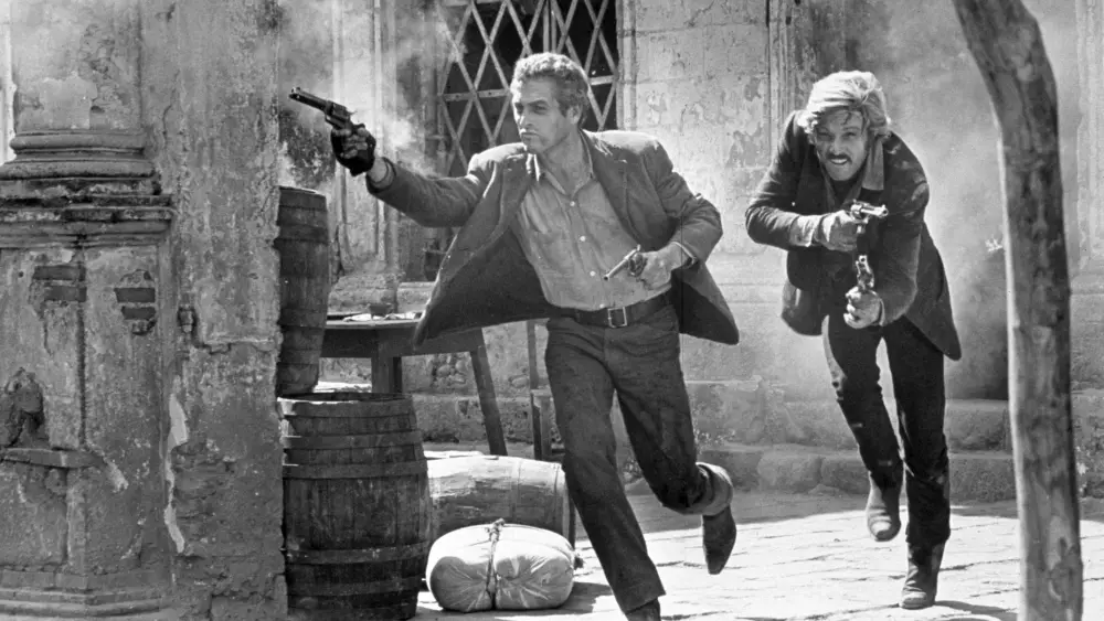 Los actores Paul Newman (izq.) y Robert Redford aparecen en una escena de su película de 1969 Butch Cassidy and the Sundance Kid en esta fotografía publicitaria sin fecha.HO/REUTERS