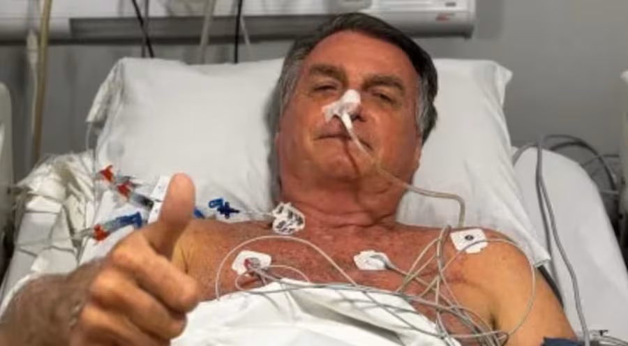 Bolsonaro se recupera tras cirugía en el hombro y suma otra intervención a su historial médico