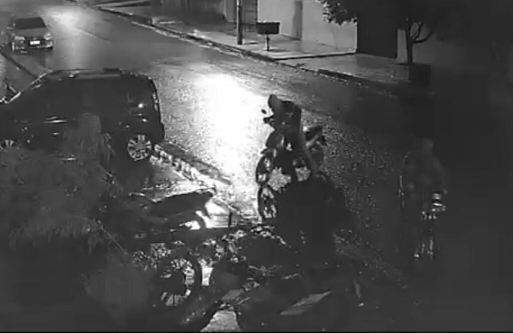 Hurtan una motocicleta estacionada frente a un local comercial en Pedro Juan Caballero