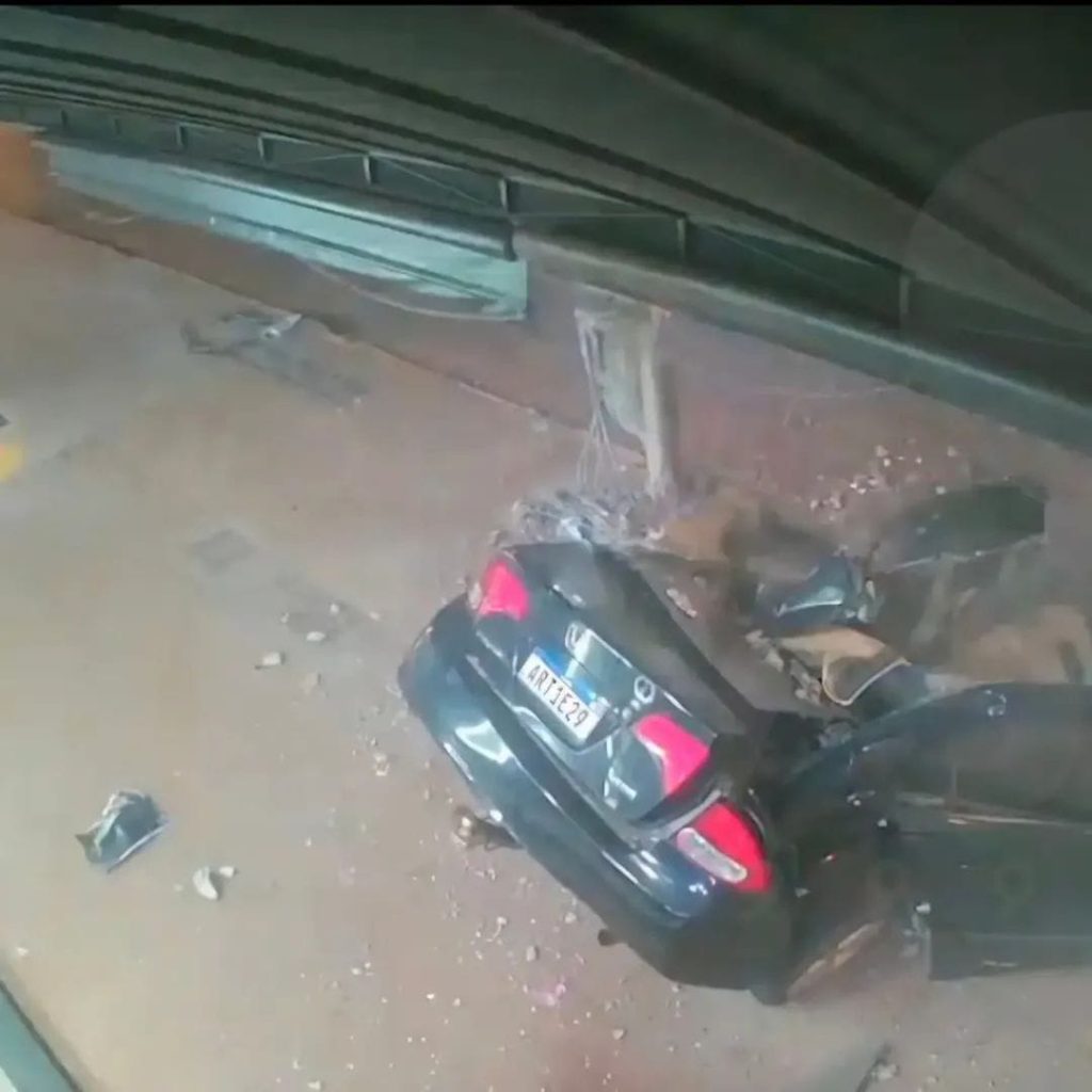 Colisión contra un poste de electricidad deja un conductor muerto en Amambai