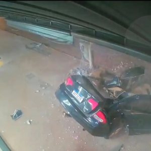 Colisión contra un poste de electricidad deja un conductor muerto en Amambai