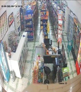 Cámaras captan a un sujeto hurtando un celular en un comercio de Pedro Juan Caballero