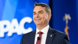 Flávio Bolsonaro vuelve a recortar distancia con Lula da Silva en eventual segunda vuelta, según sondeo