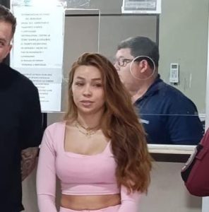Brasileña expulsada denuncia que agentes femeninas le robaron sus pertenencias en PJC