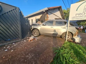 Un menor de 14 años choca una camioneta contra una vivienda en Capitán Bado