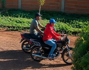 Dos desconocidos hurtan una motocicleta de una vivienda en Pedro Juan Caballero