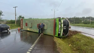 Chofer de bus evita chocar contra un camión y vuelca sobre la ruta PY02 en Juan E. O’Leary