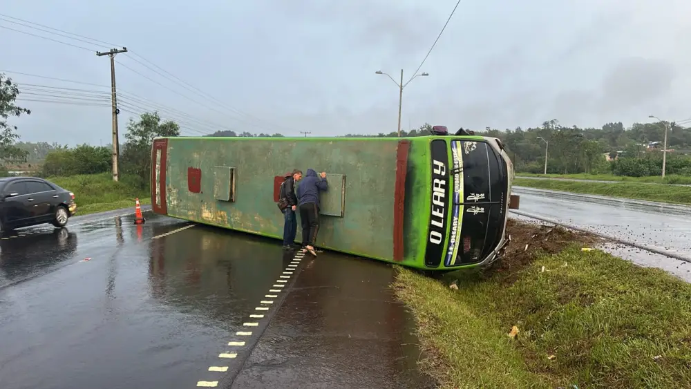 Chofer de bus evita chocar contra un camión y vuelca sobre la ruta PY02 en Juan E. O’Leary