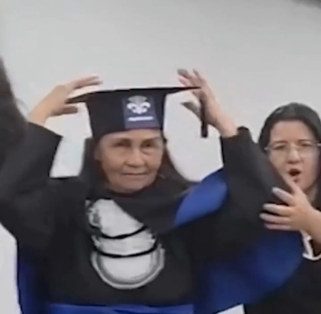 Brasileña de 71 años con alzhéimer se gradúa en Pedagogía