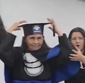 Brasileña de 71 años con alzhéimer se gradúa en Pedagogía