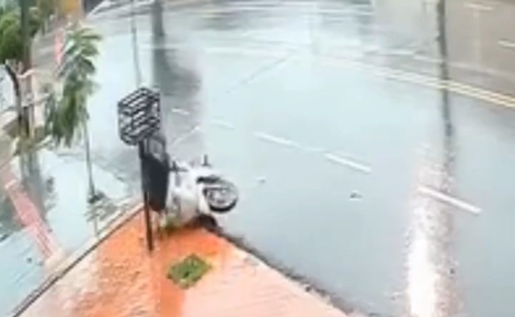 Campo Grande: Mujer hurta una planta de una vereda y cae de la moto al intentar huir