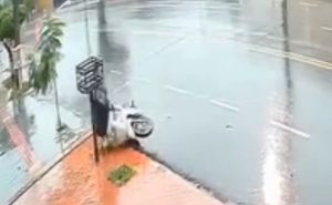 Campo Grande: Mujer hurta una planta de una vereda y cae de la moto al intentar huir