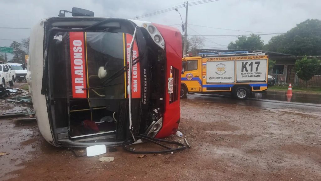 Colectivo con 16 pasajeros volcó en la ciudad de J. Augusto saldivar