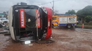 Colectivo con 16 pasajeros volcó en la ciudad de J. Augusto saldivar