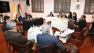 Cardenal respalda reclamos de médicos y pide cuidar también a quienes sostienen la salud pública