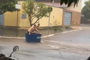 Jóvenes brasileños se vuelven virales al deslizarse en un tanque de agua en una inundación