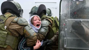 Casi 300 detenidos en Chile en protestas por aniversario de golpe de Pinochet