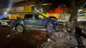Camioneta choca contra un árbol de un paseo central en Pedro Juan Caballero