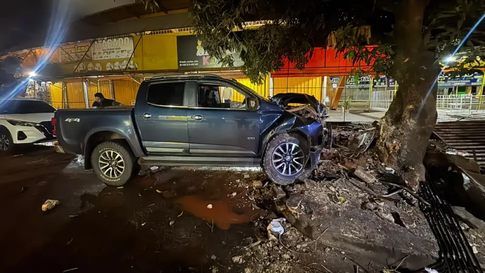 Camioneta choca contra un árbol de un paseo central en Pedro Juan Caballero