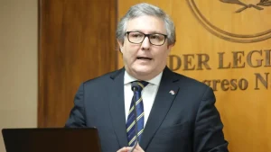 Filizzola celebra acuerdo con médicos y acusa al Gobierno de actuar con improvisación
