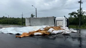 Un camión de carga vuelca por un bache y la lluvia en la entrada a Bella Vista Norte