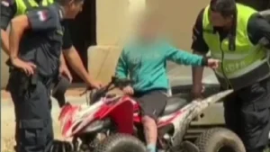 Niño de 5 años manejando un cuaciclón desconcierta a policías en Yaguarón