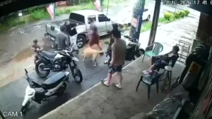 Video: Policía agrede con machete a un hombre en Coronel Oviedo