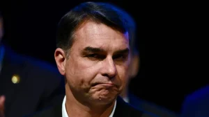 Flávio Bolsonaro dice que Alexandre de Moraes le pidió entregar su pasaporte