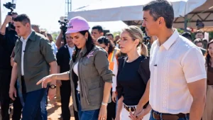 Santiago Peña lleva proselitismo a barrios de Asunción