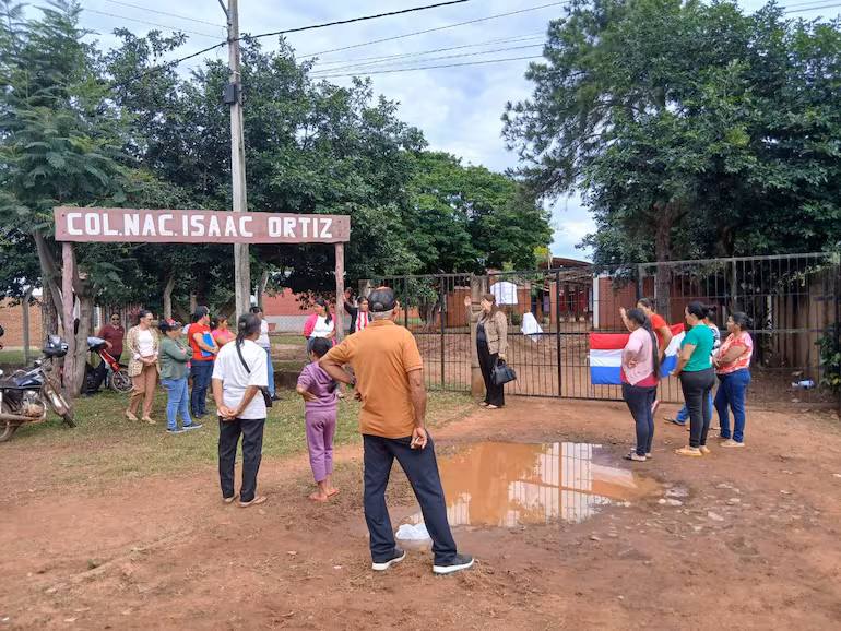 Padres de familia toman una institución educativa en Amambay