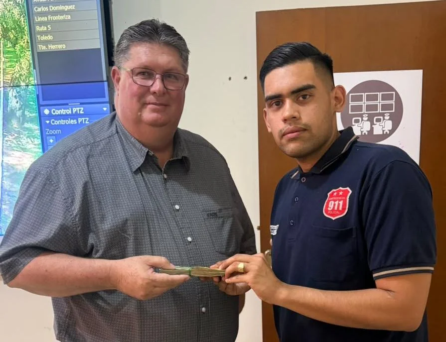 Agente policial devuelve 10 millones de guaraníes extraviados a un sudafricano en PJC