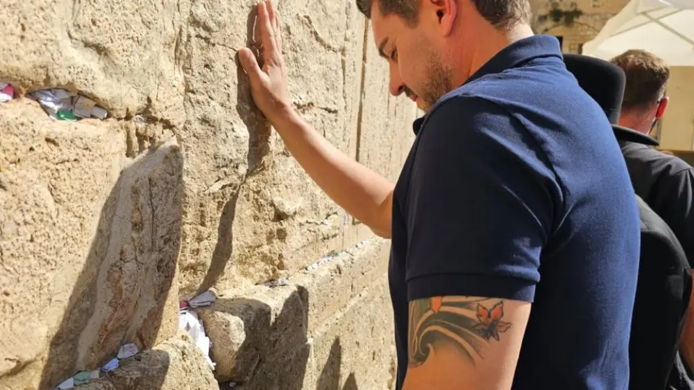 Alliana visitó el Muro de Los Lamentos y el Santo Sepulcro