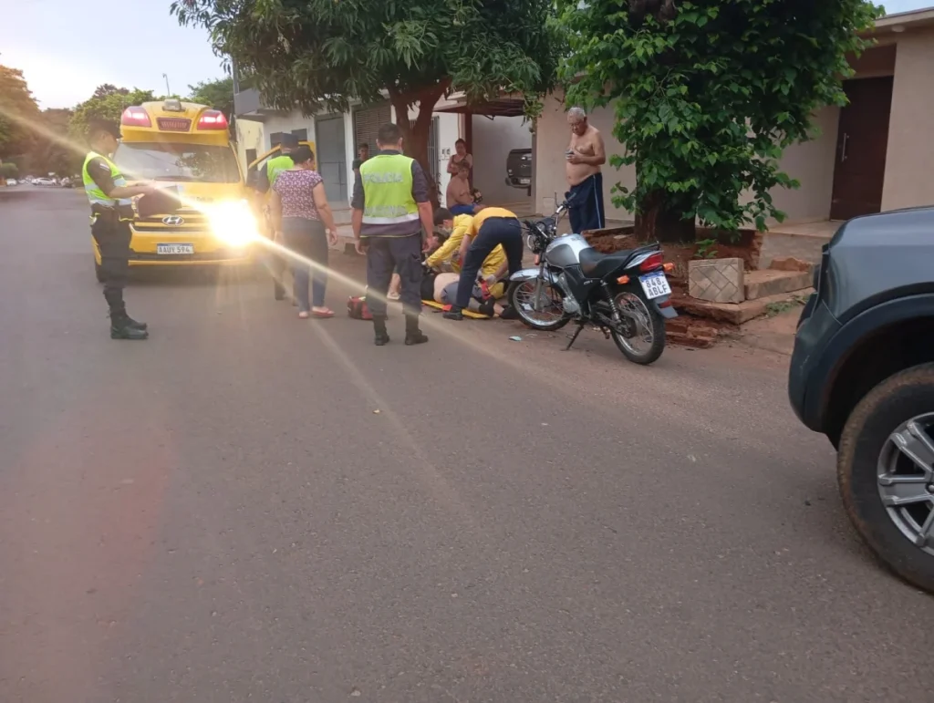 Un motociclista queda hospitalizado tras impactar contra una plantera en Pedro Juan Caballero
