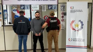 Brasileño con dos órdenes de capturas es detenido en PJC y luego expulsado del país