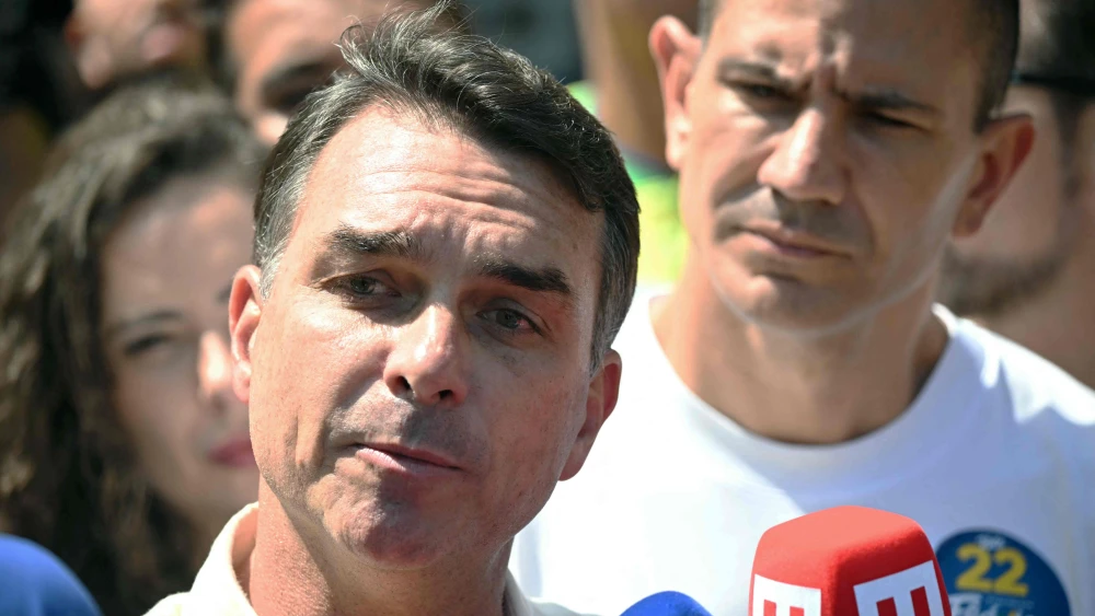 Flávio Bolsonaro recula y confirma su presencia en el debate del domingo con Lula