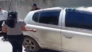 Madre dejó encerrado a su hijo en un automóvil y tuvo que intervenir la Policía Nacional